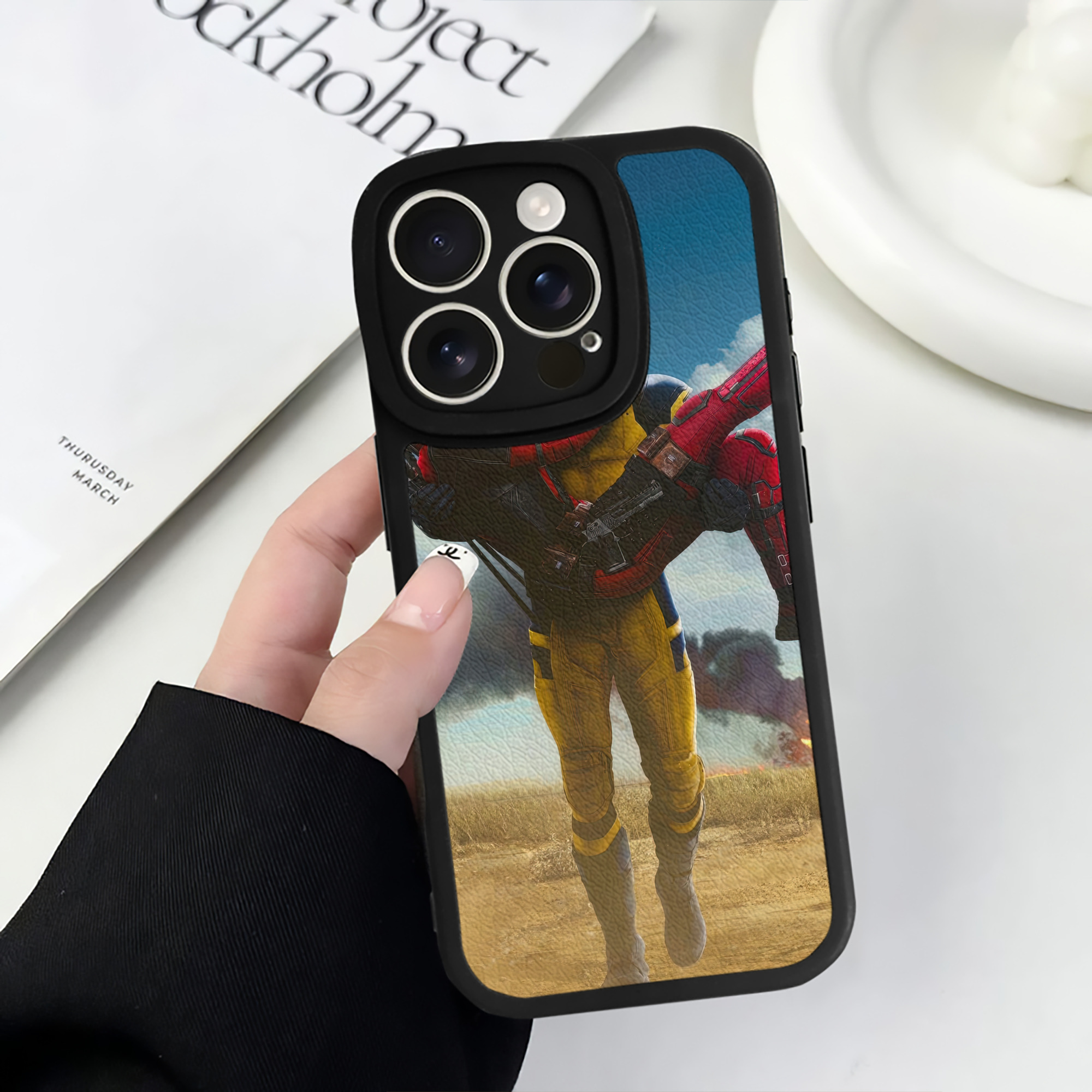 （画像用） Deadpool デッドプール 【iPhone 16シリーズ対応】シリコンスマホケース（レザー調） 材質：シリコン